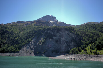 Fototapeta na wymiar Bergsee am Julierpass in der Schweiz 27.5.2020
