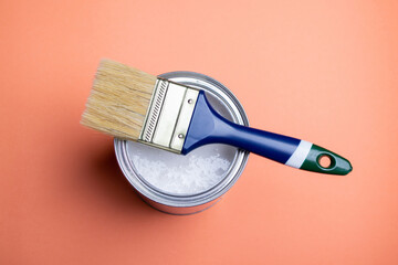paint can on which lies a brush