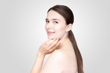 リラックスした表情で顔を触る若い女性