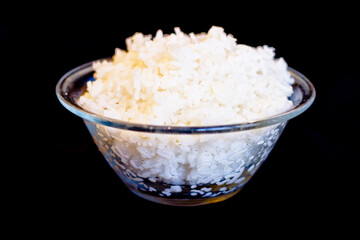 Riz blanc dans un bol - Photo de sushis, makis, california, chirashis, sashimis, temakis, yakitoris et plateaux sur fond noir