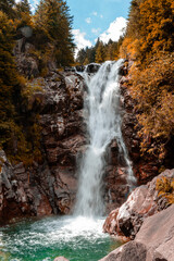 cascata in italia con paesaggio stupendo