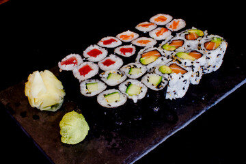 Plateau de sushis - Photo de sushis, makis, california, chirashis, sashimis, temakis, yakitoris et plateaux sur fond noir