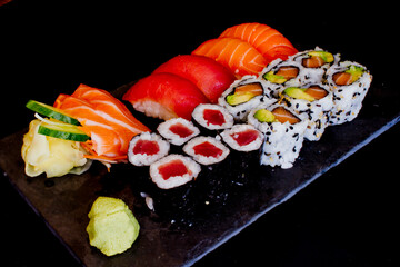Plateau de sushis - Photo de sushis, makis, california, chirashis, sashimis, temakis, yakitoris et plateaux sur fond noir