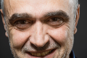 Ritratto di uomo  di mezza età sorridente , isolato su sfondo nero 