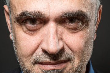 Ritratto di uomo  di mezza età sorridente , isolato su sfondo nero 