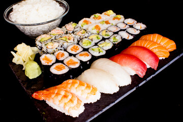 Plateau de sushis - Photo de sushis, makis, california, chirashis, sashimis, temakis, yakitoris et plateaux sur fond noir © Melkione