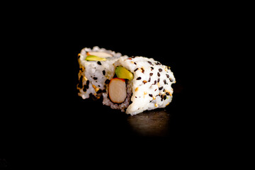 California rolls surimi avocat - Photo de sushis, makis, california, chirashis, sashimis, temakis, yakitoris et plateaux sur fond noir