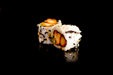 California rolls poulet spicy - Photo de sushis, makis, california, chirashis, sashimis, temakis, yakitoris et plateaux sur fond noir