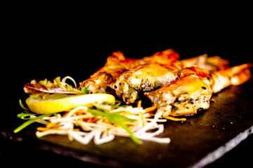 Yakitoris Gambas  - Photo de sushis, makis, california, chirashis, sashimis, temakis, yakitoris et plateaux sur fond noir