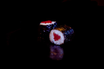 Makis thon cru - Photo de sushis, makis, california, chirashis, sashimis, temakis, yakitoris et plateaux sur fond noir