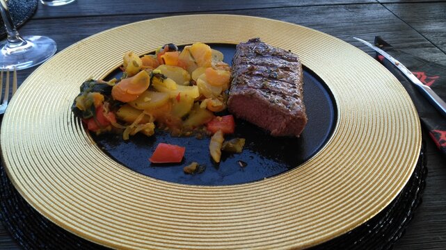 Goldener Teller mit Lammfilet