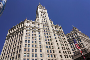 Fototapeta na wymiar A grand building in Chicago