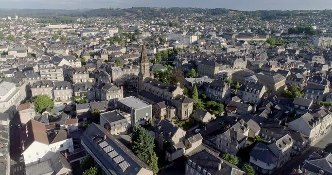Brive-La-Gaillarde centre ville drone, lev&eacute; de soleil calme, &eacute;glise du centre ville