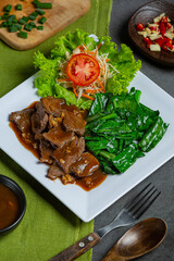 Stir-fried beef in oyster sauce and served.