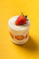 BOLO DE POTE / BOLO NO COPO LEITE NINHO COM MORANGO