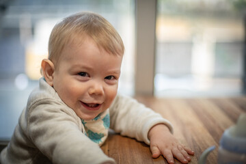 Bebé jugando y riendo sobre una mesa