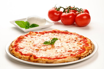 Pizza margherita con basilico nel piatto