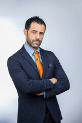 manager vestito in abito con una cravatta arancione, isolato su sfondo bianco