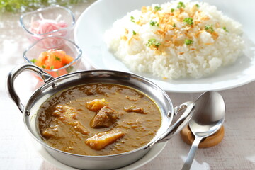 白テーブルのチキンカレー