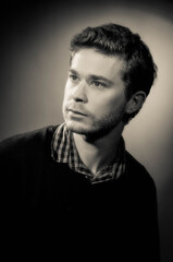 portrait d'homme en noir et blanc