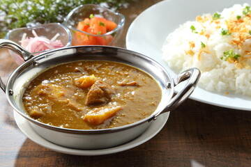 食卓のインド風チキンカレー
