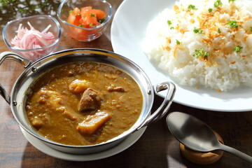 食卓のチキンカレーとサブジ