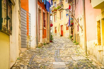Gordijnen Smalle Straten street in old town of Lisbon  © neirfy