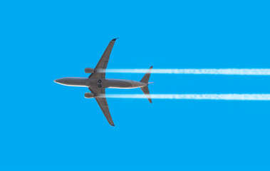 Naklejka premium Trail of white smoke from the airplane on blue sky