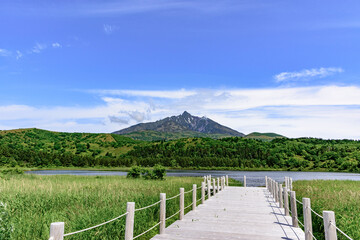 利尻山・オタトマリ沼より望む