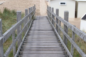 Abstieg zum Strand an der Nordsee in Domburg in Holland.