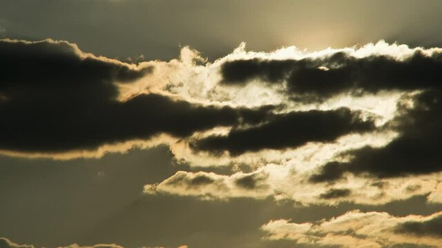 timelapse couch&eacute; de soleil &agrave; travers les nuages