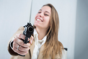 ragazza bionda vestita con una giacca beige è seduta nella sua postazione di lavoro tiene una...