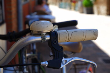 Manillar con timbre de bicicleta en la calle sin gente