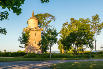 Fototapeta premium Beautiful view of the historic water tower in Harkness Memorial State Park, Connecticut, USA, on sunset