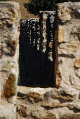 hueco en muralla de piedra marron 