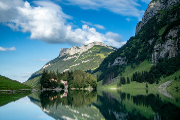 Fototapeta na wymiar Lago di montagna seealpsee Svizzera. 