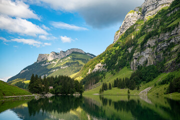 Lago di montagna seealpsee Svizzera. 