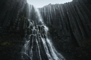  Studlafoss-waterval met basaltkolommen in Oost-IJsland © Ivan Kurmyshov