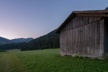Obraz premium Wooden shed immersed in the mountain landscape
