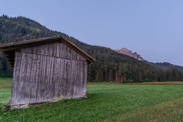 Obraz premium Wooden shed immersed in the mountain landscape