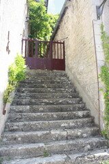 Fototapeta na wymiar grand escalier en pierres, avec portail