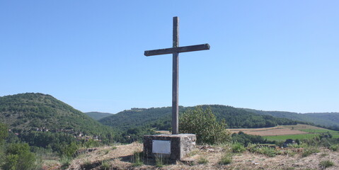 croix isolé en haut de la montagne