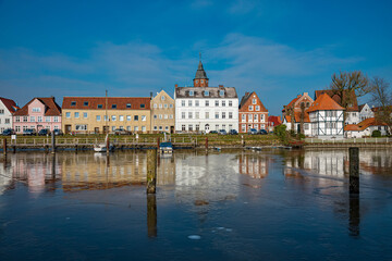 Obraz premium Häuser am Hafen von Glückstadt an der Elbe