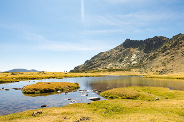 Laguna para pájaros y ranas en la montaña de Peñalara. Comunidad de Madrid © Vladimir