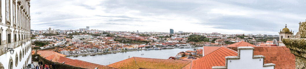 Fototapeta na wymiar Panorámica del puerto de Oporto en Portugal