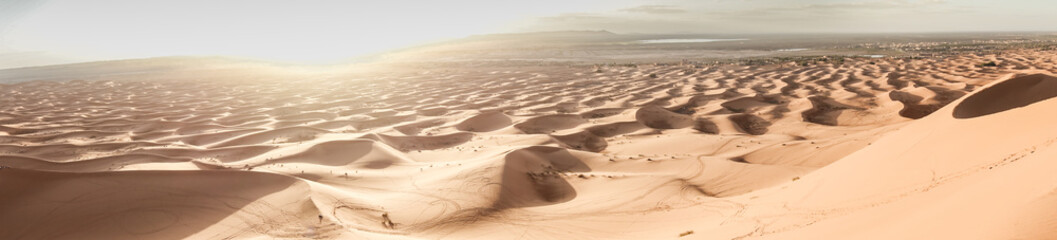 Fototapeta na wymiar Panorámica de las dunas del desierto de Merzouga en Marruecos