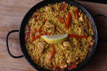 Paella Valenciana con carne y verduras