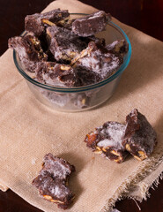 Doce palha italiana, doce típico brasileiro feito com brigadeiro e biscoito.