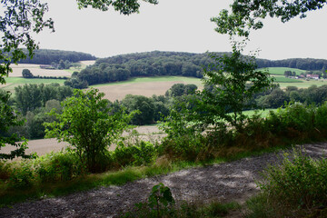 Wanderweg in H&uuml;gellandschaft