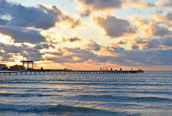 Obraz premium View of sunset through the clouds and the sea